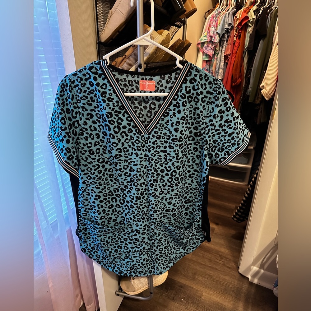 Size M able/Black Cheetah Print Scrub Top